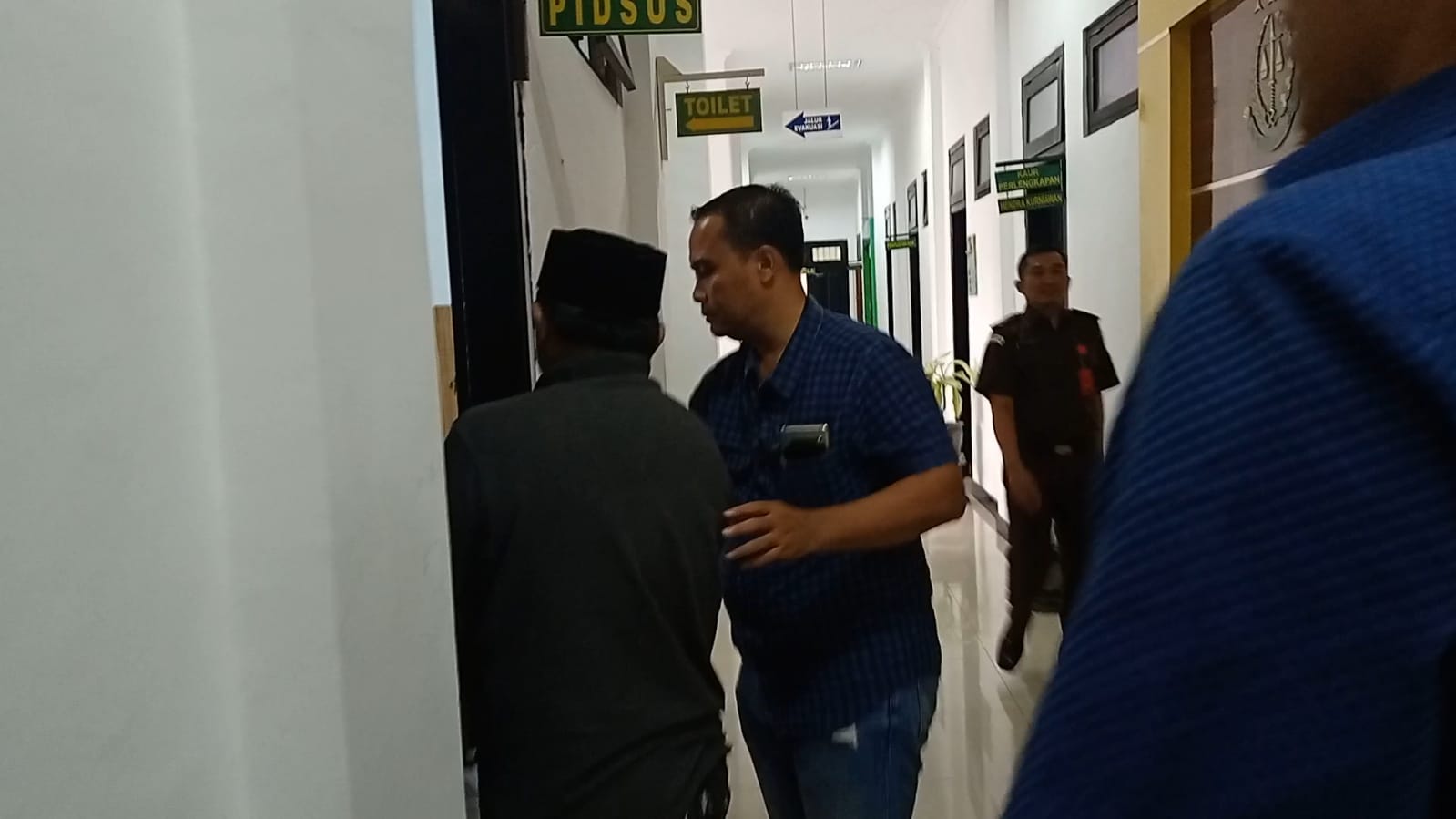 PROSES HUKUM: Tersangka tiba di kantor Kejari Kabupaten Mojokerto dalam pelimpahan tahan II dari penyidik Satreskrim Polres Mojokerto, Rabu (26/7).