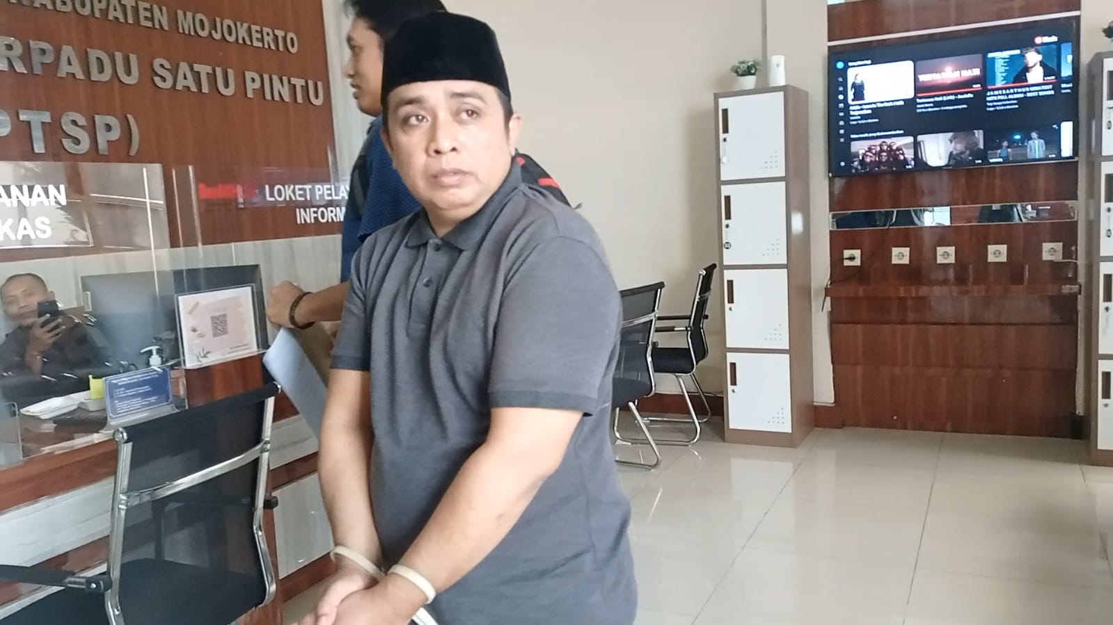 PROSES HUKUM: Tersangka tiba di kantor Kejari Kabupaten Mojokerto dalam pelimpahan tahan II dari penyidik Satreskrim Polres Mojokerto, Rabu (26/7).