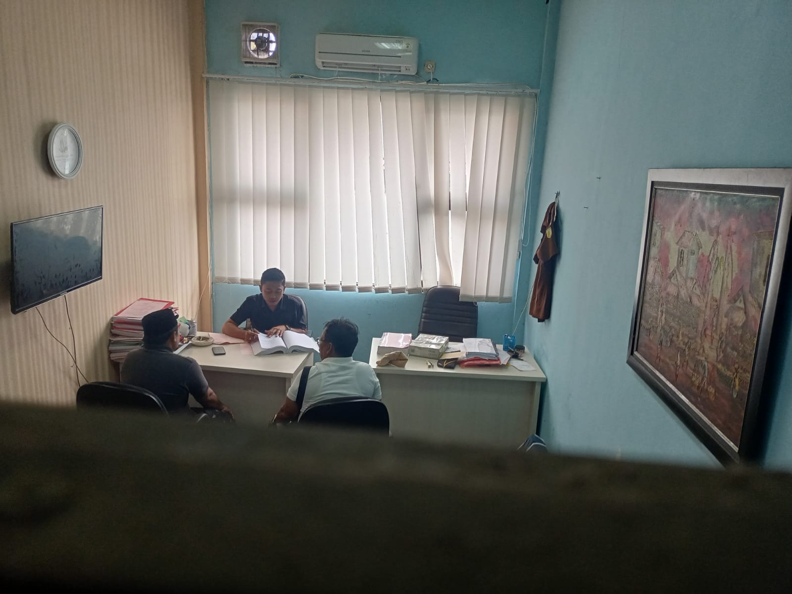 PEMERIKSAAN: Tersangka di ruang pidana khusus kantor Kejari Kabupaten Mojokerto dalam pelimpahan tahan II dari penyidik Satreskrim Polres Mojokerto, Rabu (26/7).