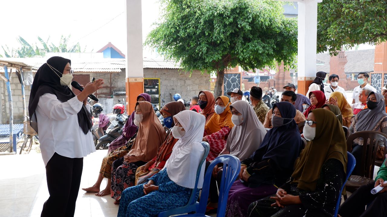 EDUKASI: Masyarakat tengah menyimak penyampaian bahaya hipertensi yang disampaikan dokter spesialis Jantung dan Pembuluh Darah RSUD Prof dr Soekandar di Puskesmas Pungging, Rabu (26/7).