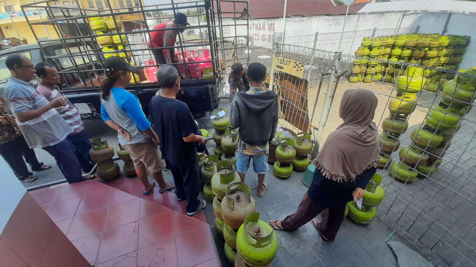 ANTRE: Warga mengantre untuk mendapatkan elpiji 3 kg di Pangkalan Pertamina Region V LPG & Gas Product di Jalan Jayanegara, Kecamatan Puri, Kabupaten Mojokerto, Jumat (28/6).