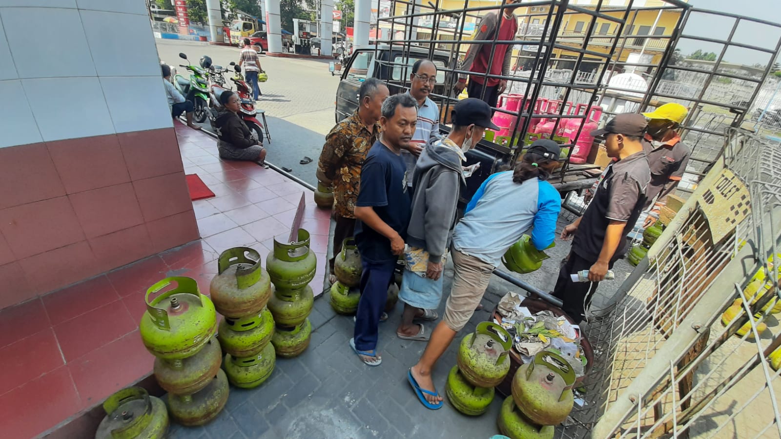 ANTRE: Warga mengantre untuk mendapatkan elpiji 3 kg di Pangkalan Pertamina Region V LPG & Gas Product di Jalan Jayanegara, Kecamatan Puri, Kabupaten Mojokerto, Jumat (28/6).