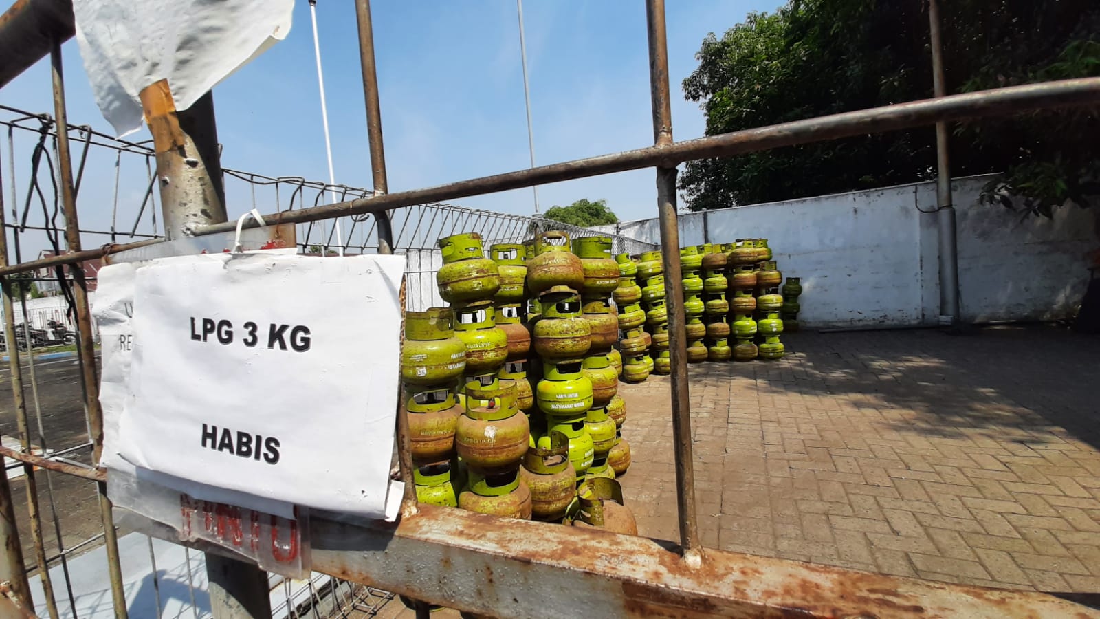 LANGSUNG LUDES: Kondisi salah satu pangkalan elpiji di Mojokerto sudah mengalami kehabisan stok.