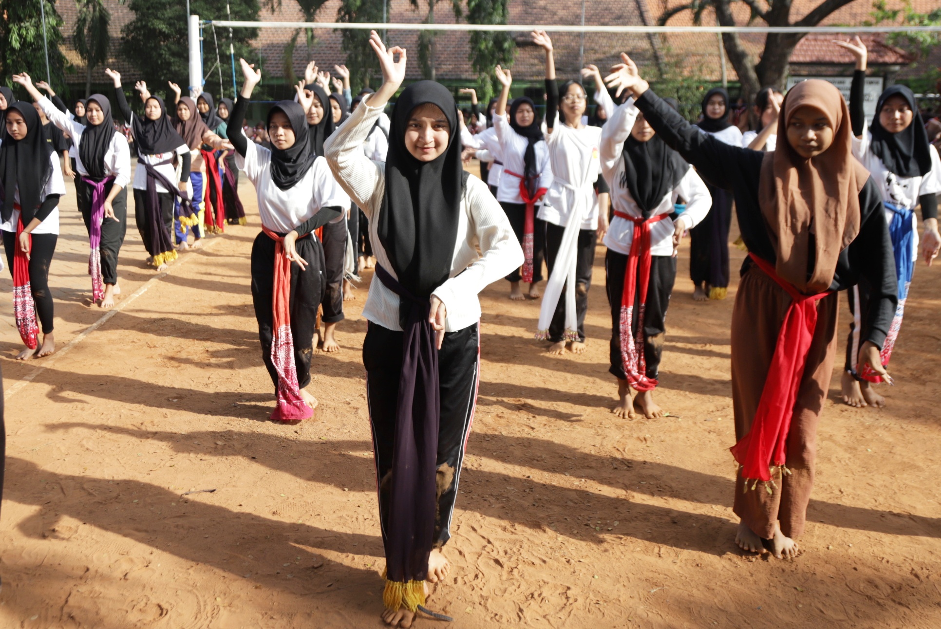 ANTUSIAS: Puluhan siswa mengikuti latihan tari Bedayan Mojo Sakti yang akan ditampilkan dalam acara Maja Fest 2023 di halaman SMAN 1 Dawarblandong, kemarin (28/7).