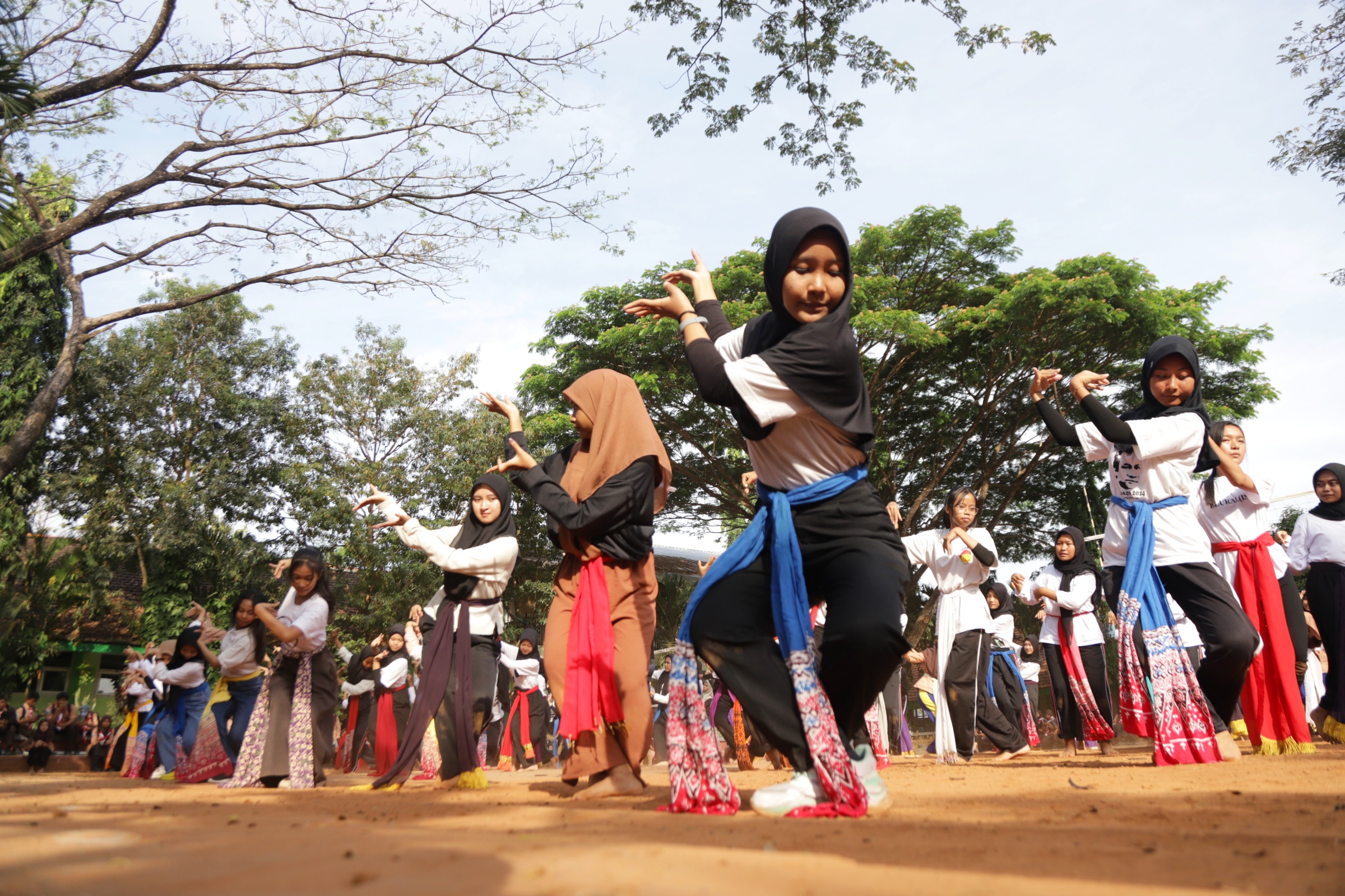 ANTUSIAS: Puluhan siswa mengikuti latihan tari Bedayan Mojo Sakti yang akan ditampilkan dalam acara Maja Fest 2023 di halaman SMAN 1 Dawarblandong, kemarin (28/7).