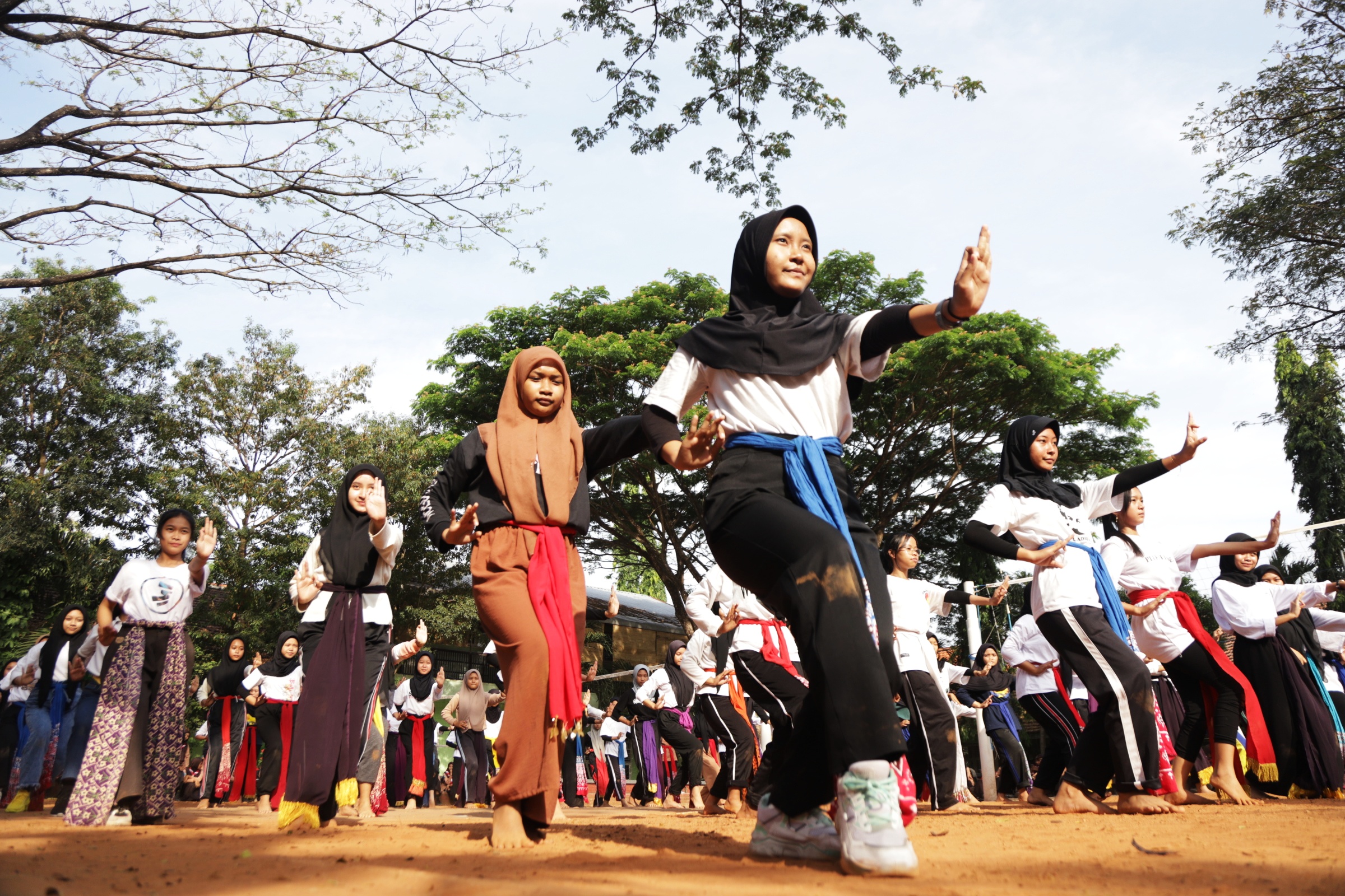 ANTUSIAS: Puluhan siswa mengikuti latihan tari Bedayan Mojo Sakti yang akan ditampilkan dalam acara Maja Fest 2023 di halaman SMAN 1 Dawarblandong, kemarin (28/7).