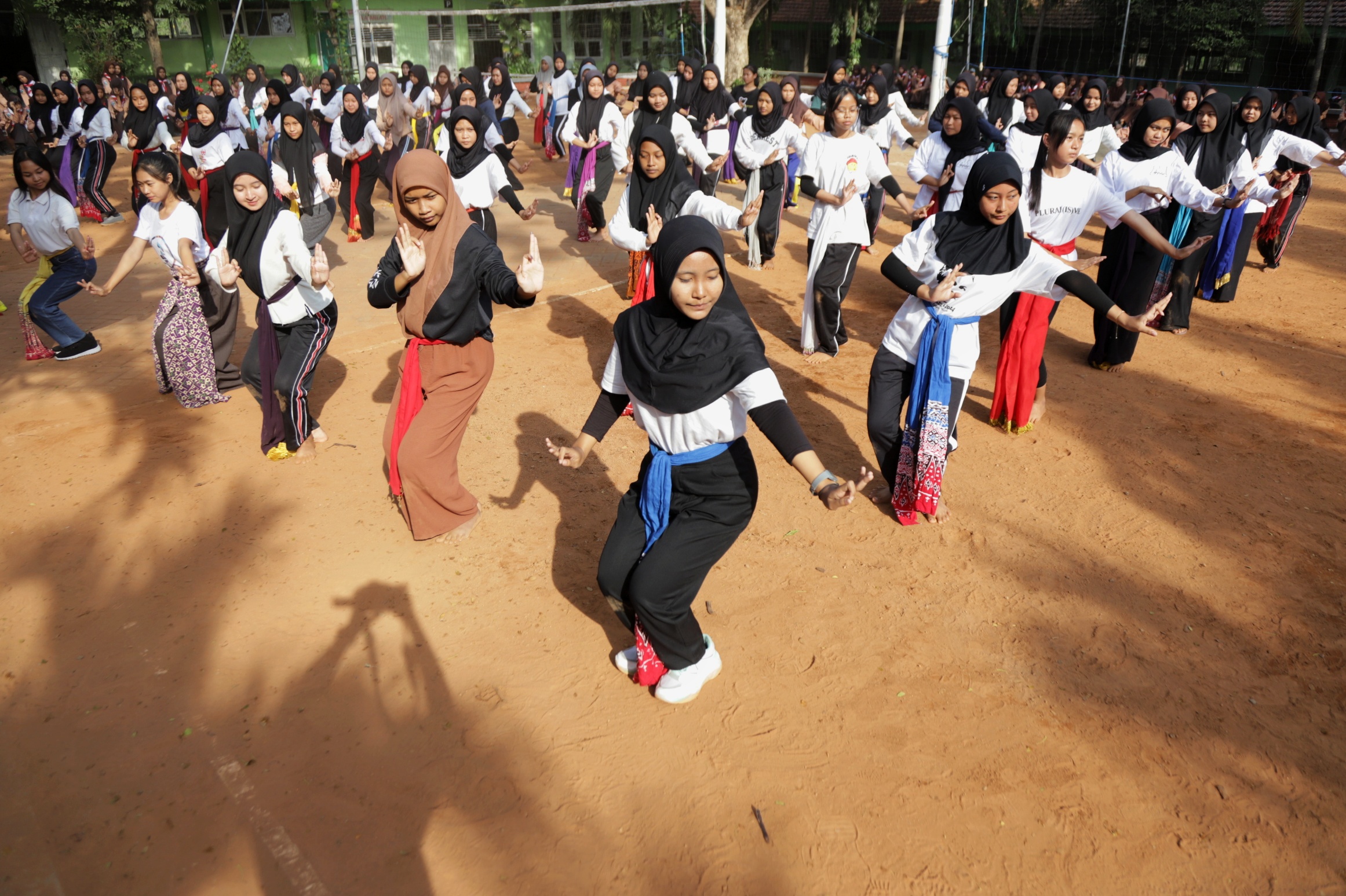 ANTUSIAS: Puluhan siswa mengikuti latihan tari Bedayan Mojo Sakti yang akan ditampilkan dalam acara Maja Fest 2023 di halaman SMAN 1 Dawarblandong, kemarin (28/7).