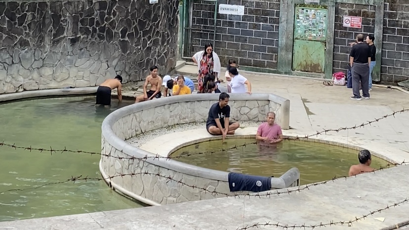 TAK PERNAH SEPI: Pengunjung berendam di kolam air panas Padusan.
