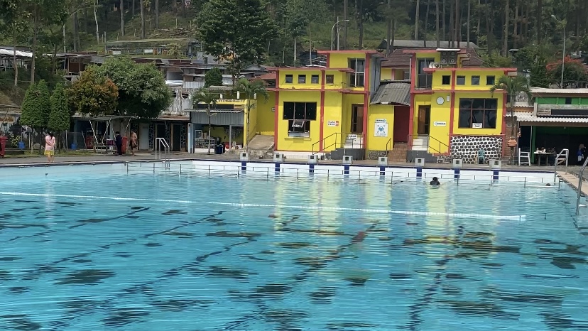 LUAS: Kolam pemandian di Wana Wisata Air Panas Padusan, Kecamatan Pacet, Kabupaten Mojokerto, kemarin (29/7).