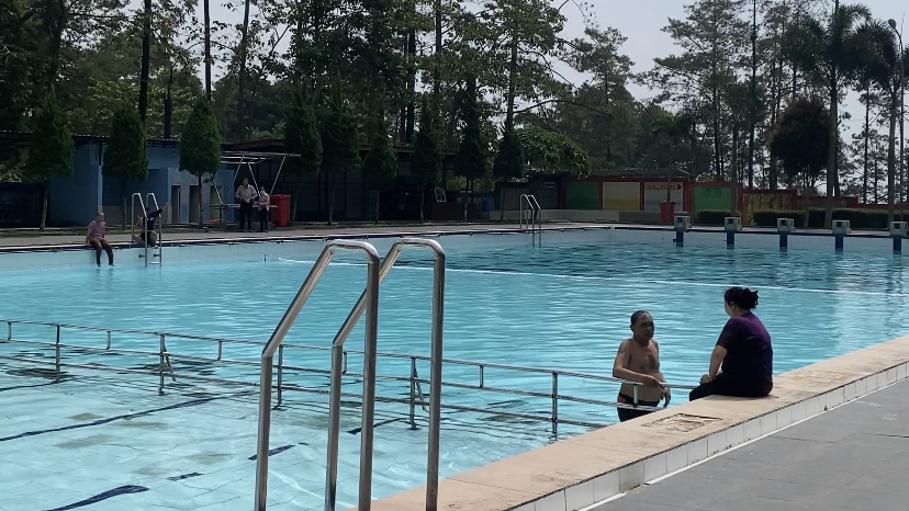 TAK PERNAH SEPI: Pengunjung berendam di kolam air panas Padusan.