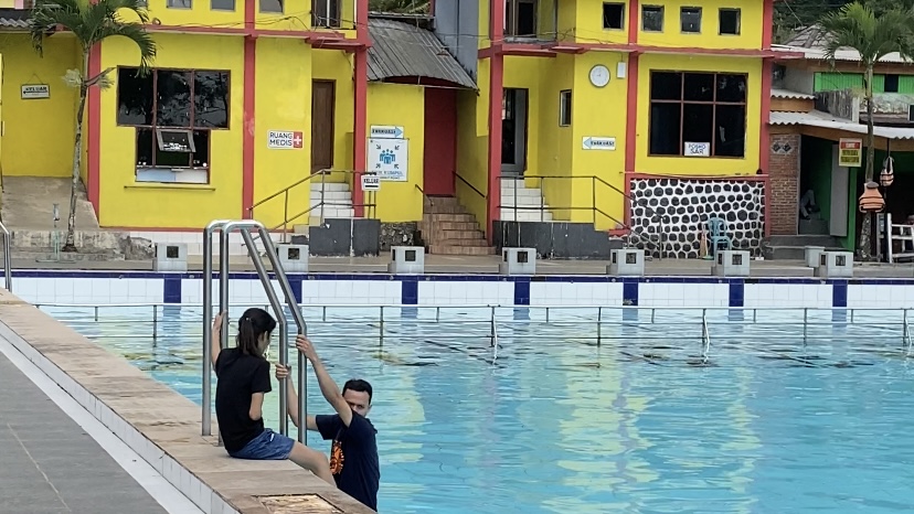 TAK PERNAH SEPI: Pengunjung berendam di kolam air panas Padusan.