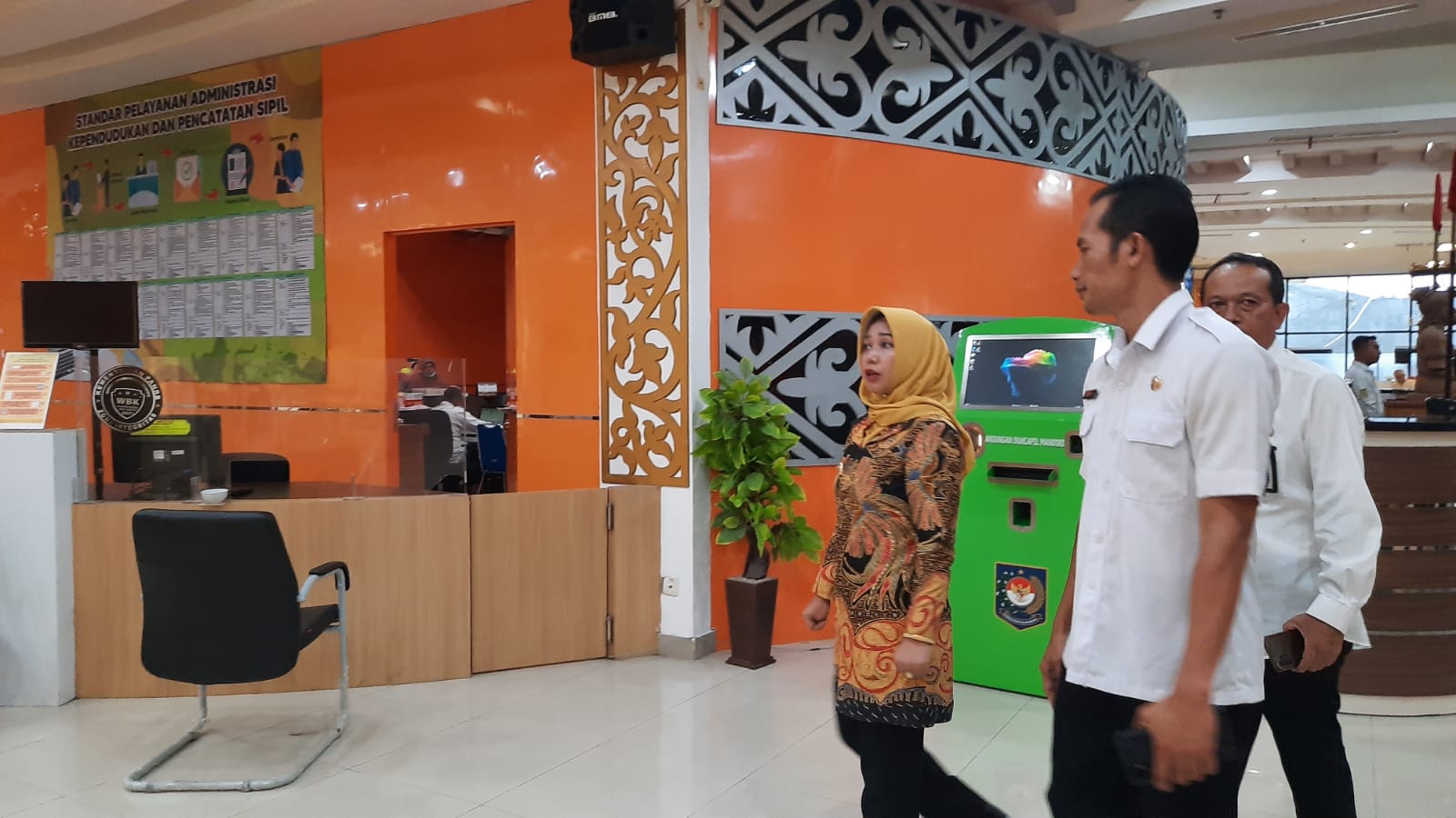 OPTIMAL: Wali Kota Mojokerto Ika Puspitasari didampingi Plt Kepala DPMPTSP Naker Moch. Zaini saat meninjau pelayanan di Mal Pelayanan Publik (MPP) Gajah Mada.