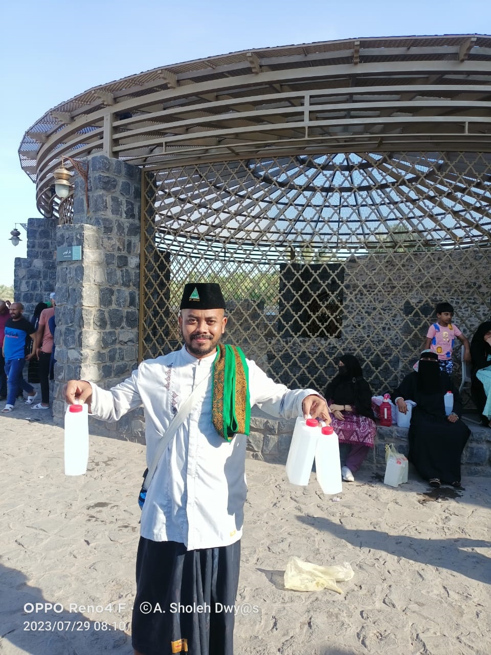 BERKHASIAT: Jamaah haji Kabupaten Mojokerto mengambil air Sumur Ghars untuk kebutuhan konsumsi sehari-hari.