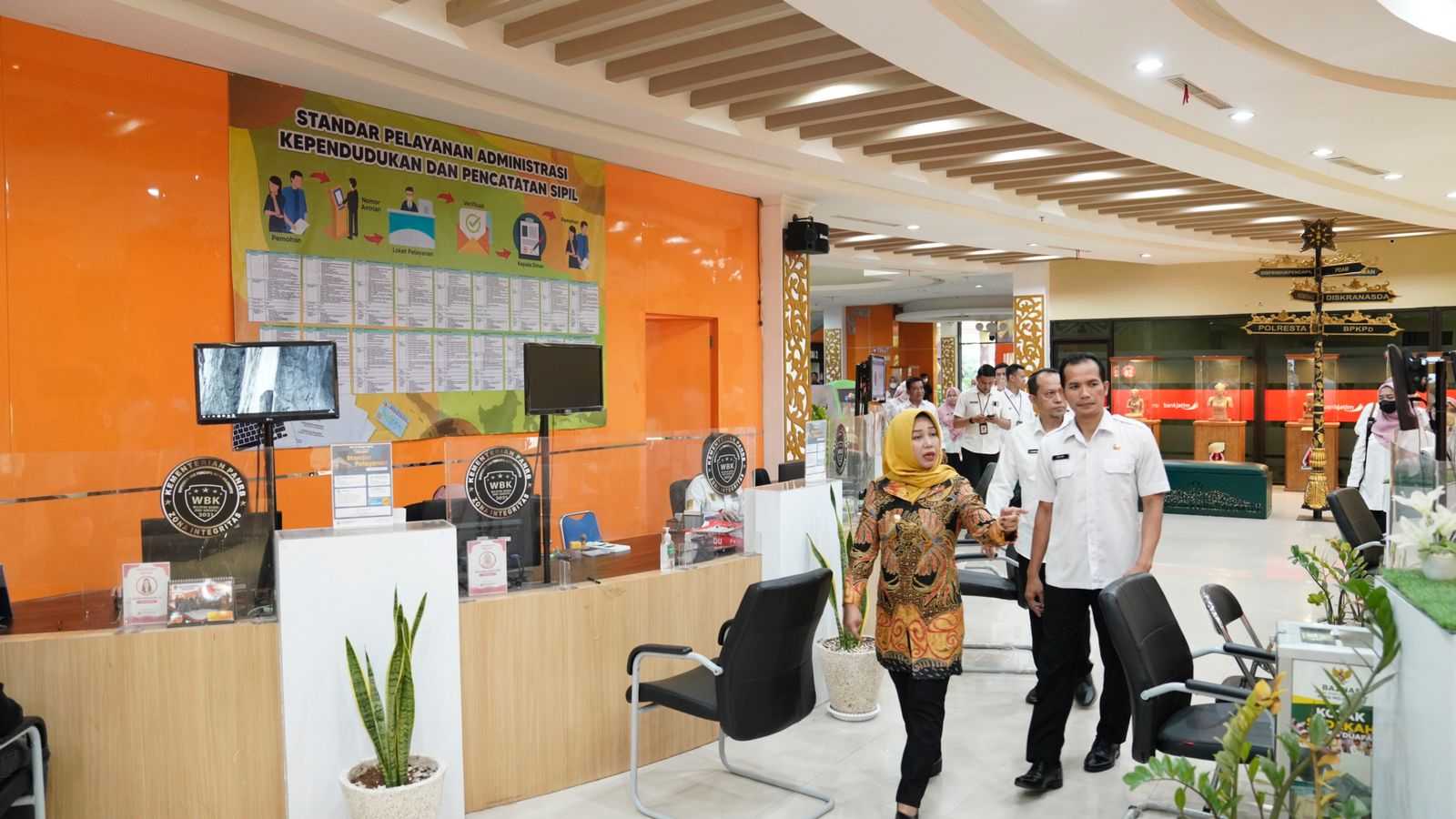 OPTIMAL: Wali Kota Mojokerto Ika Puspitasari didampingi Plt Kepala DPMPTSP Naker Moch. Zaini saat meninjau pelayanan di Mal Pelayanan Publik (MPP) Gajah Mada.