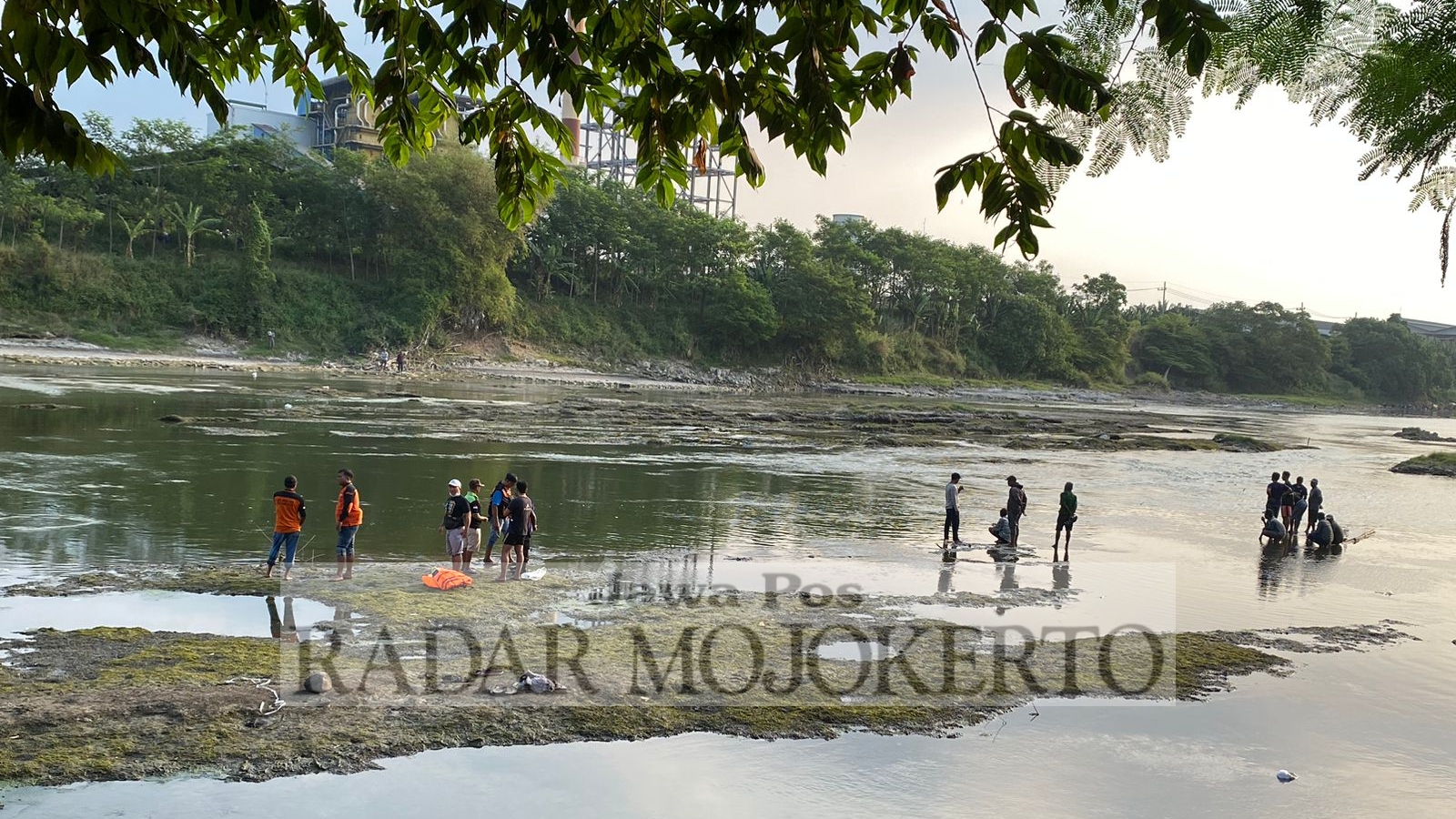 LAKA AIR: Pencarian korban hanyut di aliran Sungai Brantas, Desa Jasem, Kecamatan Ngoro, Kabupaten Mojokerto, Minggu (30/7).
