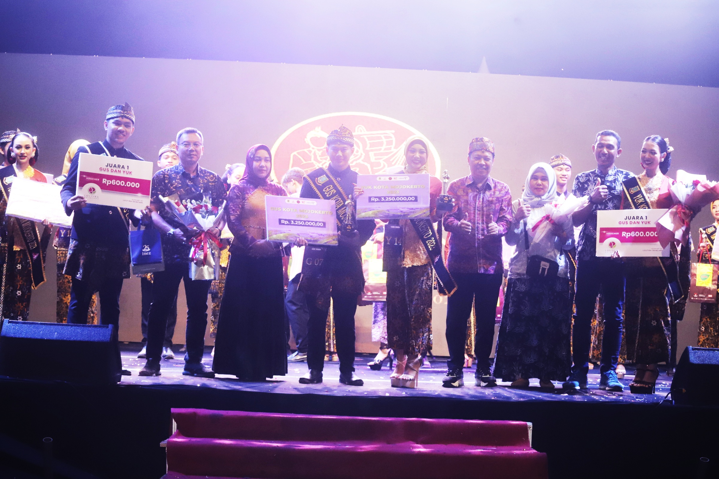 PUNCAK: Wali Kota Mojokerto Ning Ita (tengah) bersama suami Supriyadi Karima Syaiful bersama Diggo Faiz Ramadhani dan Dina Eka Putri yang terpilih sebagai Gus Yuk Kota Mojokerto 2023.