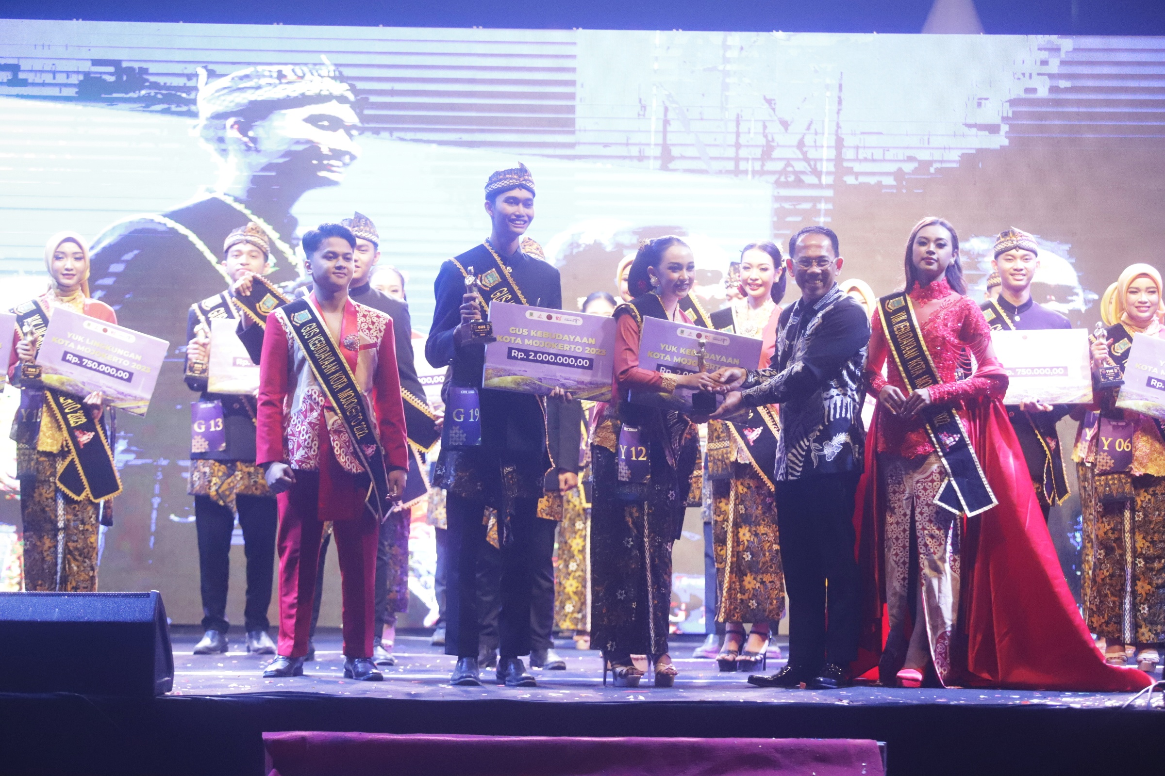 GELAR: Sekdakota Mojokerto Gaguk Try Prasetyo memberikan hadiah kepada pemenang.