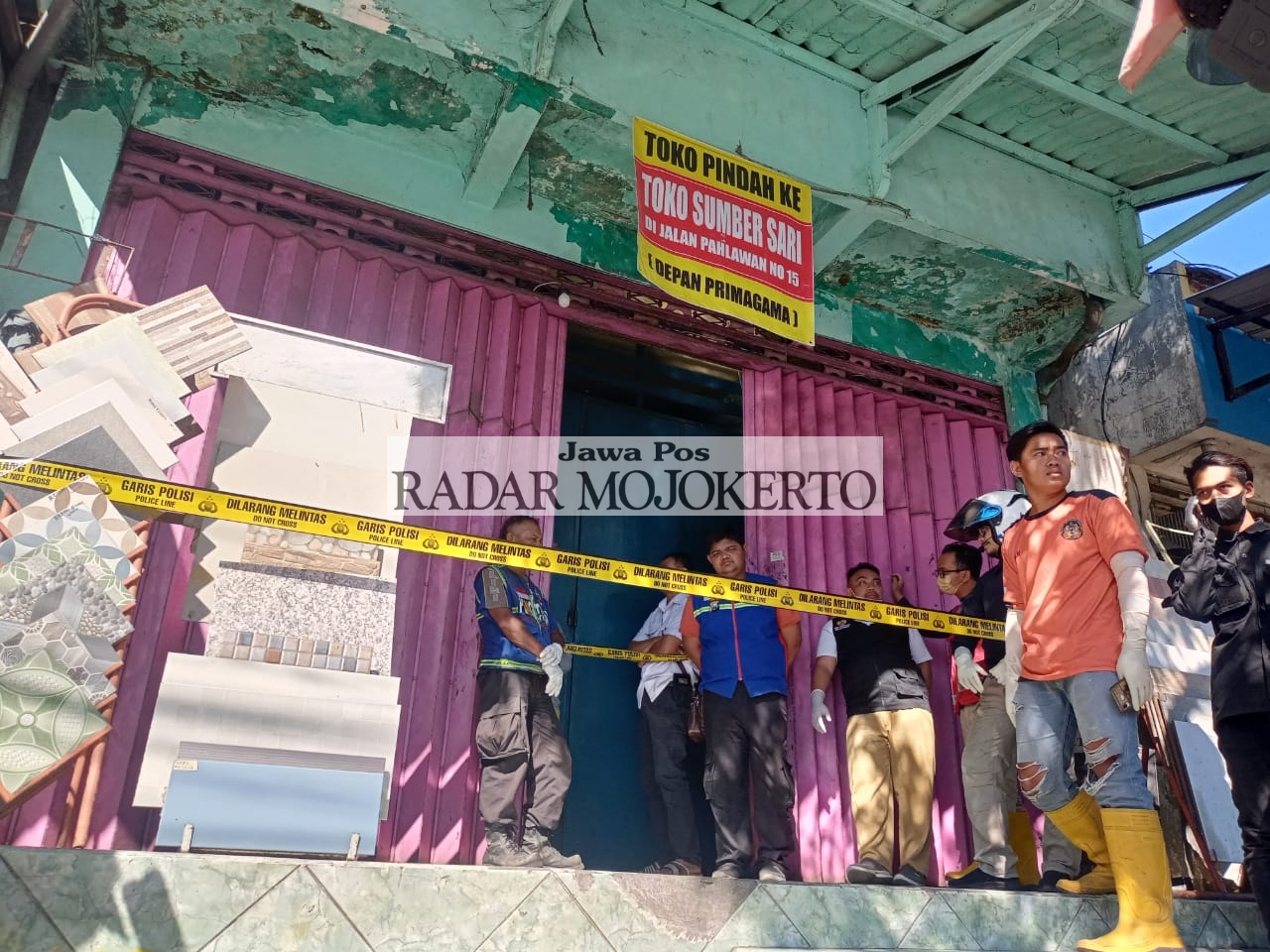 IDENTIFIKASI: Polisi memasang police line di bekas ruko bangunan tempat penemuan mayat di Jalan Jayanegara, sebelah timur kantor Samsat Mojokerto, Senin (31/7) siang.