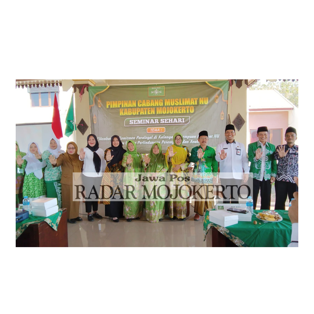 SINERGISITAS: Anggota PC Muslimat NU Kabupaten Mojokerto beserta pemateri berfoto bersama sebelum pelaksanaan seminar tentang perlindungan perempuan dan anak, Senin (31/7).