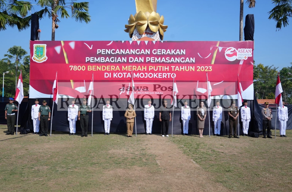 SAMBUT KEMERDEKAAN: Wali Kota Mojokerto Ika Puspitasari bersama jajaran forkopimda mengibarkan sang saka di Alun-Alun Wiraraja saat pencanangan pemasangan 7.800 bendera merah putih, Senin (31/7) pagi.