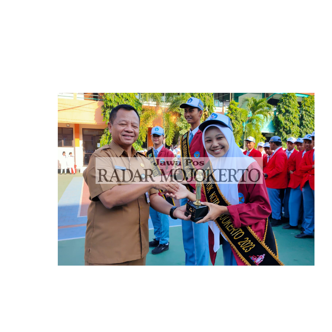 PEKAN PRESTASI: Kepala SMAN 3 Mojokerto Samsul Mu&rsquo;arifin memberikan penghargaan kepada para siswa berprestasi usai upacara, kemarin (31/7).