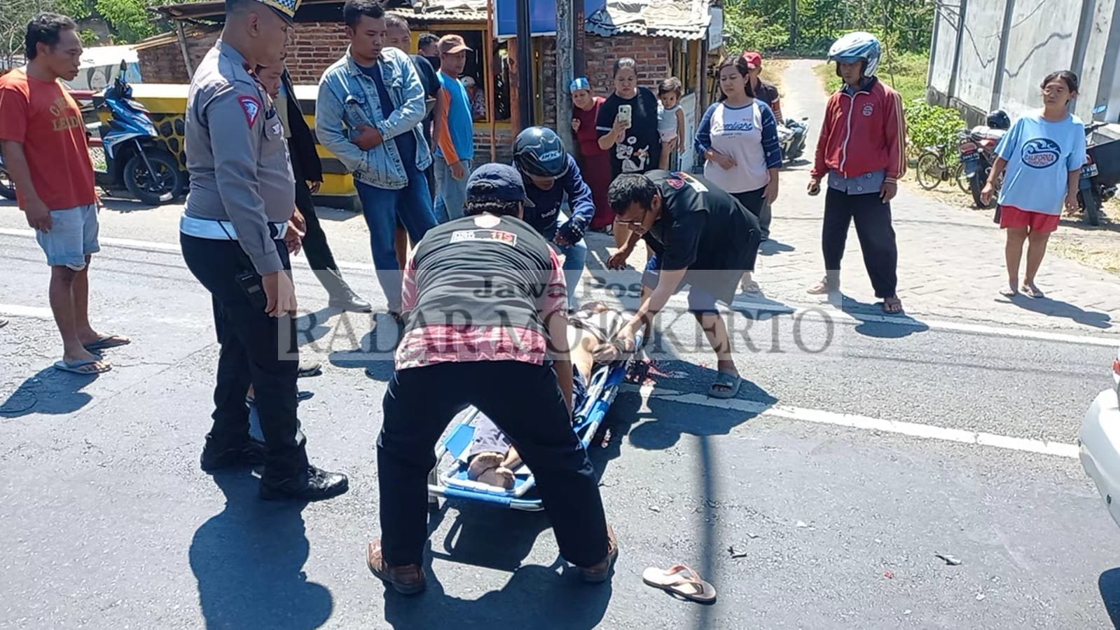 EVAKUASI: Korban kecelakaan dievakuasi menuju rumah sakit. Korban meninggal saat menjalani perawatan.