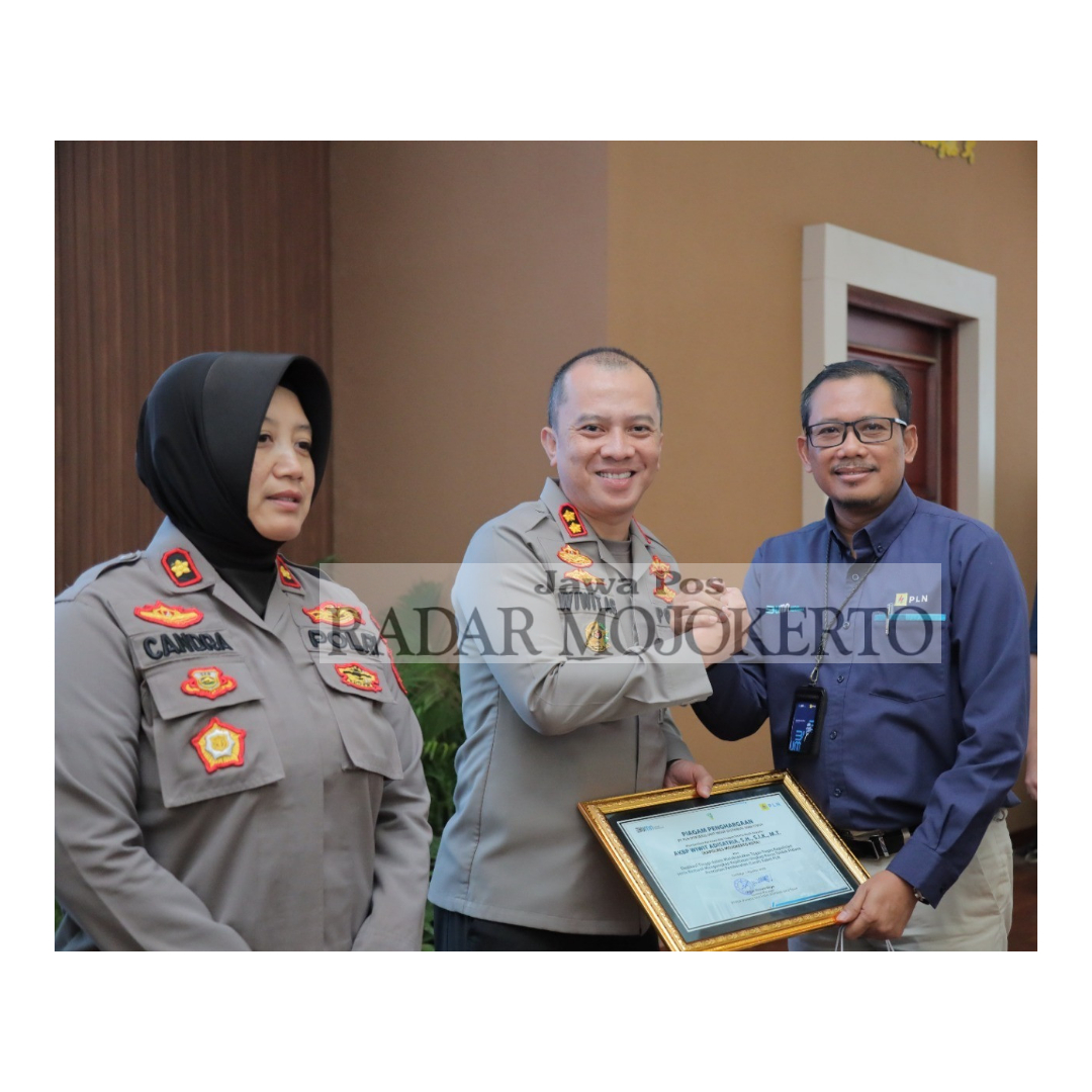 DEDIKASI PENUH: Kapolres Mojokerto Kota, AKBP Wiwit Adisatria menerima penghargaan dari General Manager PLN UID Jawa Timur, Agus Kuswardoyo pasca ungkap kasus pencurian kabel.