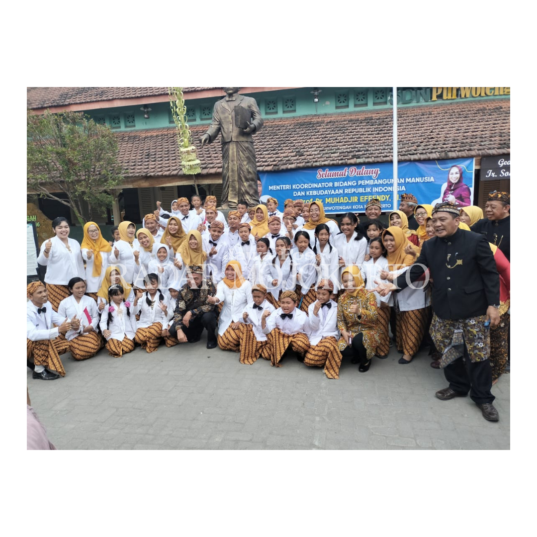 BERBUDAYA: Siswa SDN Purwotengah melaksanakan kegiatan budaya nasional dalam rangkaian MPLS.