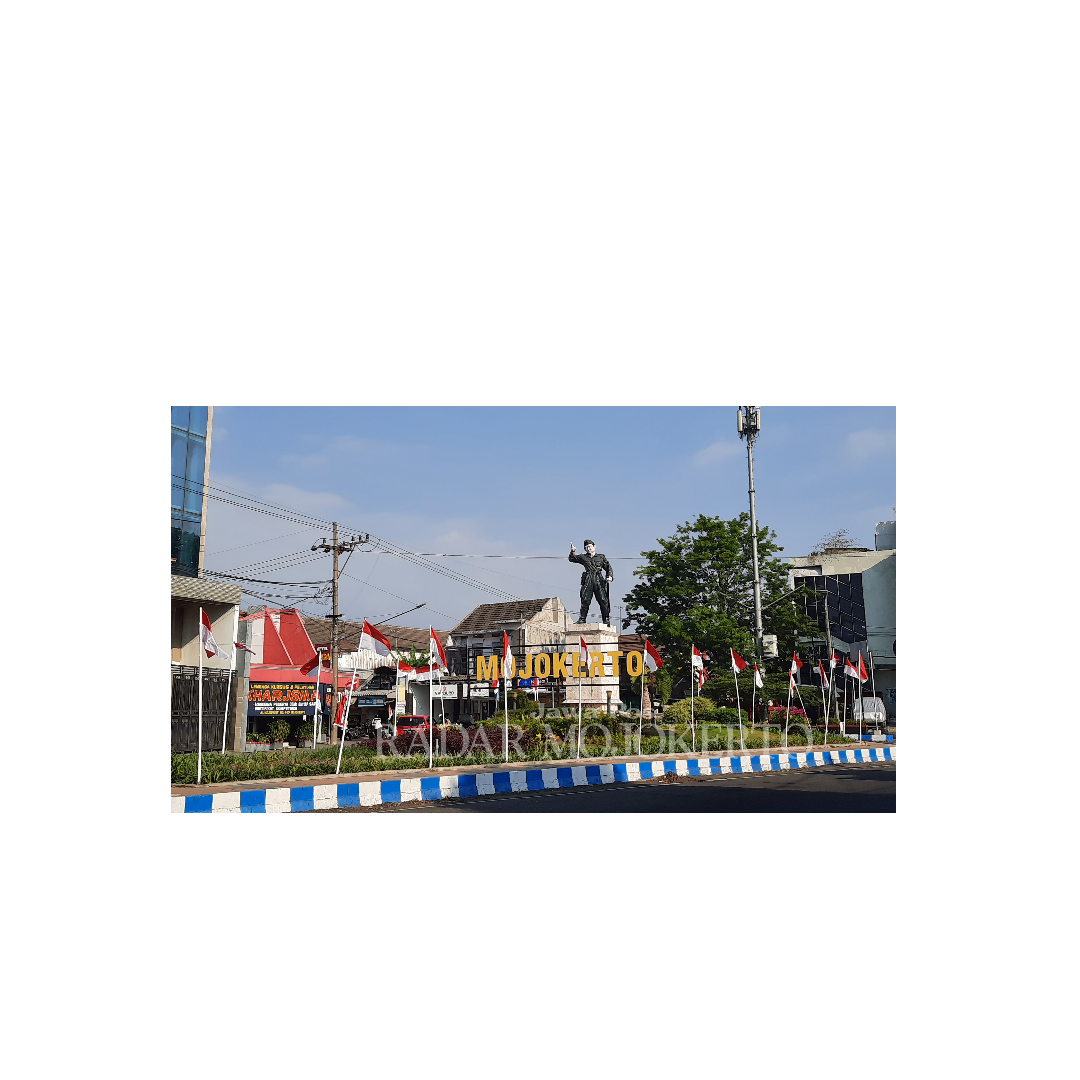 NASIONALISME: Bendera merah putih yang dipasang di ruang publik Kota Mojokerto dalam menyambut hari Kemerdekaan RI.