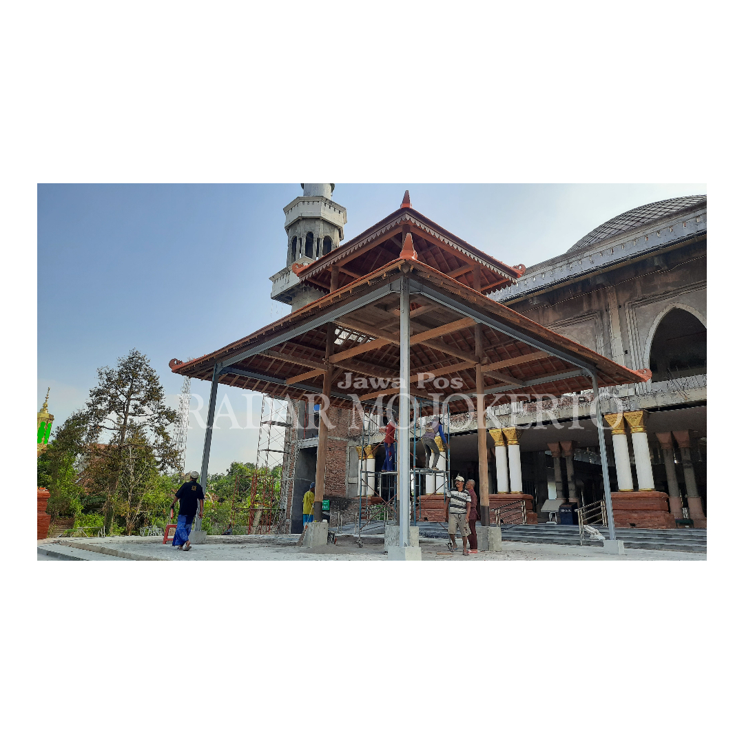 DILESTARIKAN: Pekerja merapikan soko guru peninggalan masjid lama yang kini tetap dijadikan sebagai perwajahan dari Masjid Agung Darussalam, Desa Gemekan, Kecamatan Sooko Kabupaten Mojokerto.