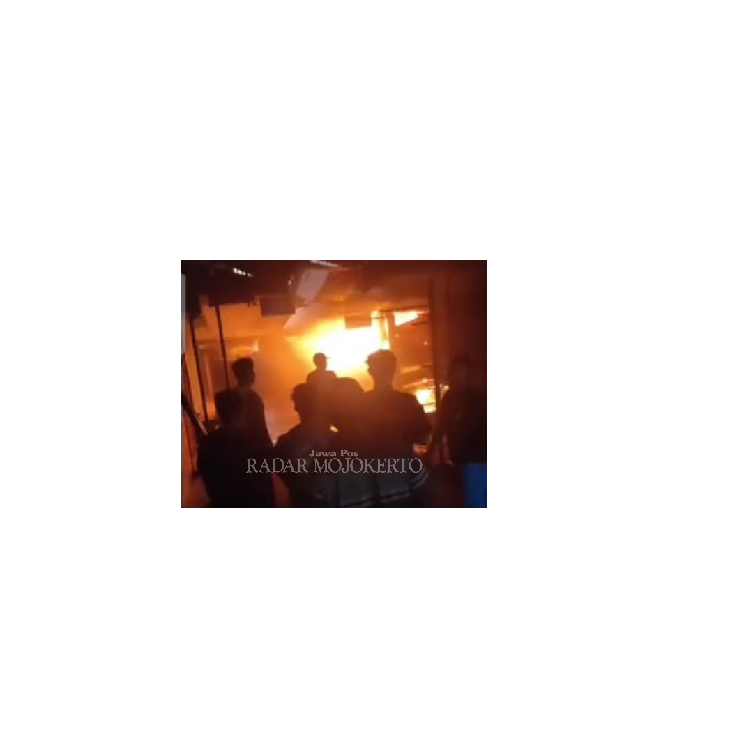 KOBARAN: Sejumlah warga dan pedagang tampak berupaya memadamkan kios Pasar Legi yang terbakar, Kamis (3/8) malam.