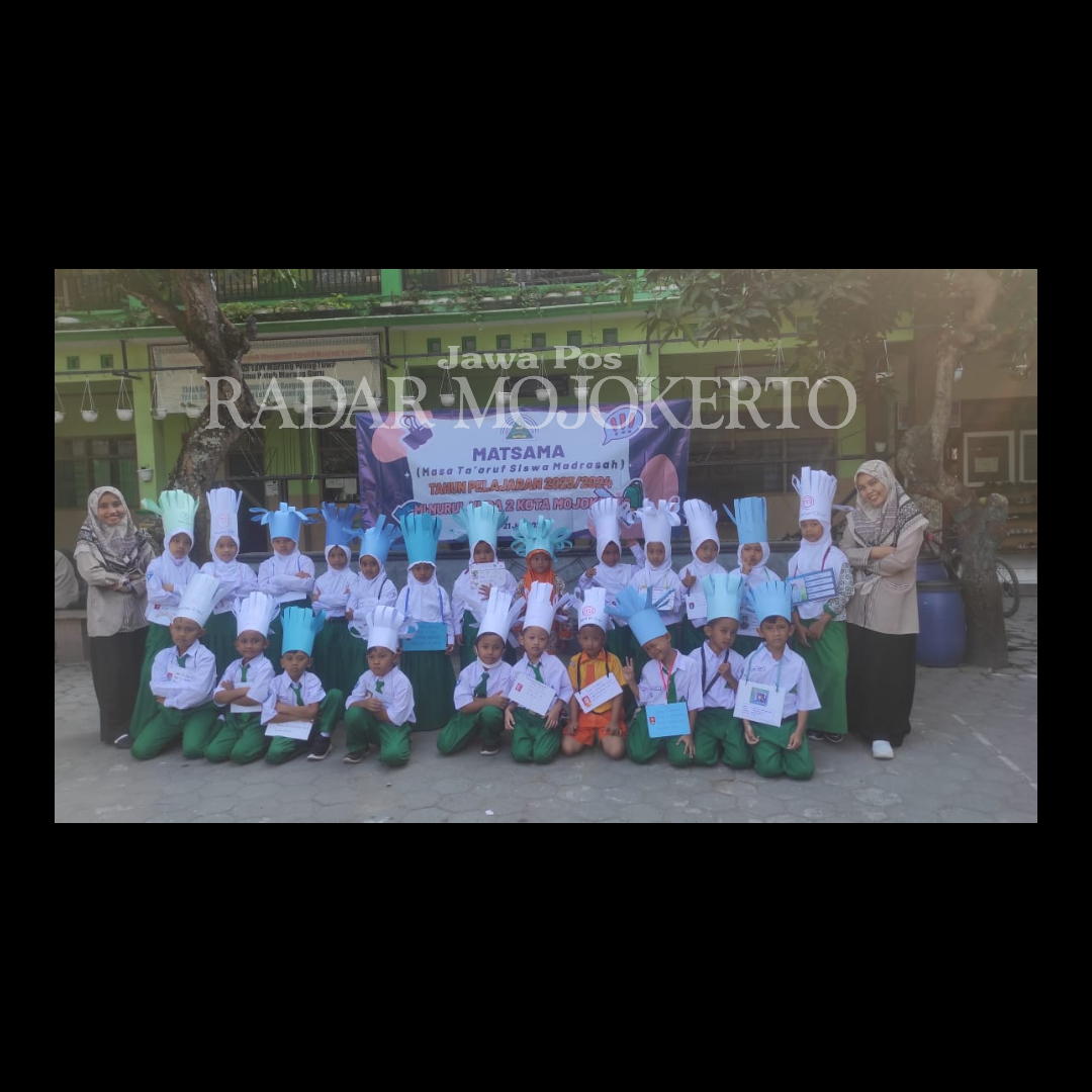 ADAPTASI: Siswa baru MI Nurul Huda 2 tengah dibimbing gurunya agar berani maju memperkenalkan diri di hadapan teman sekelas.