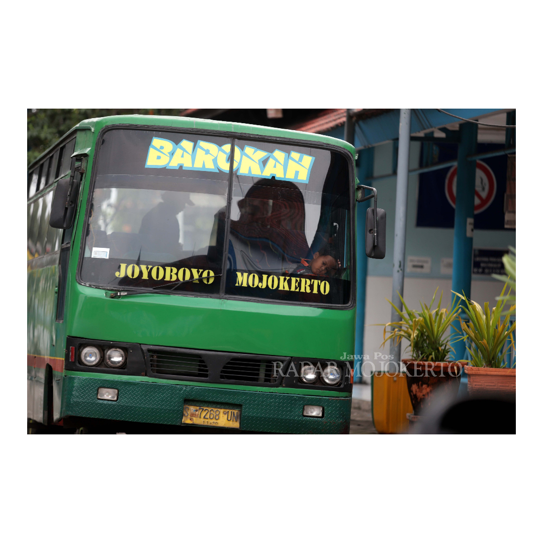TIDAK LAYAK: Bus mini hijau saat melintas di depan halte bus trans Jatim yang akan beroperasi dari Terminal Kertajaya Mojokerto ke Terminal Purabaya, 19 Agustus nanti.
