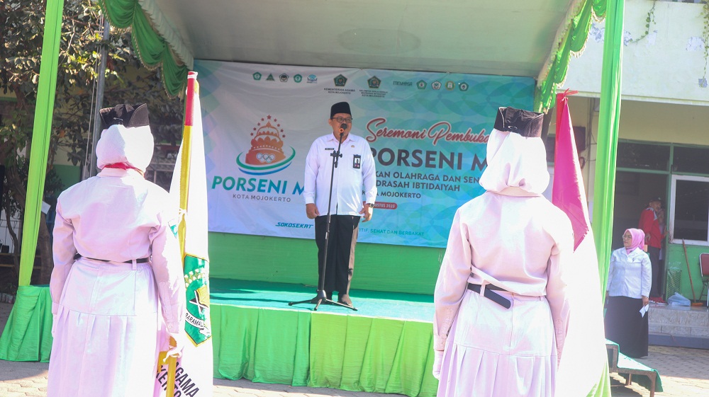 SPORTIF: Upacara pembukaan kegiatan porseni jenjang MI resmi dibuka oleh Kepala Kantor Kemenag Kota Mojokerto, Selasa (1/8) lalu.