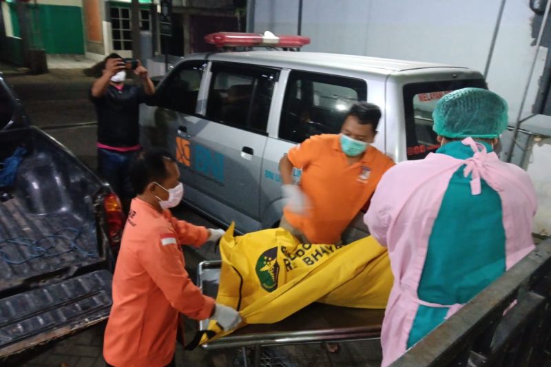 Petugas mengevakuasi korban mutilasi di Jombang, Jawa Timur.