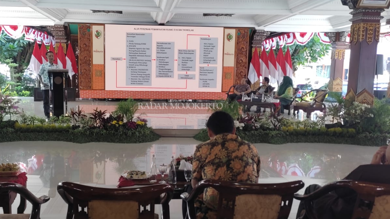 KAWASAN CAGAR BUDAYA NASIONAL TROWULAN: BPK XI Jatim, Kemendikbudristek, dan Pemkab Mojokerto saat sosialisasi Permendikbudristekdikti No 140/M/230 di Pendapa Pemkab, Senin (31/7).