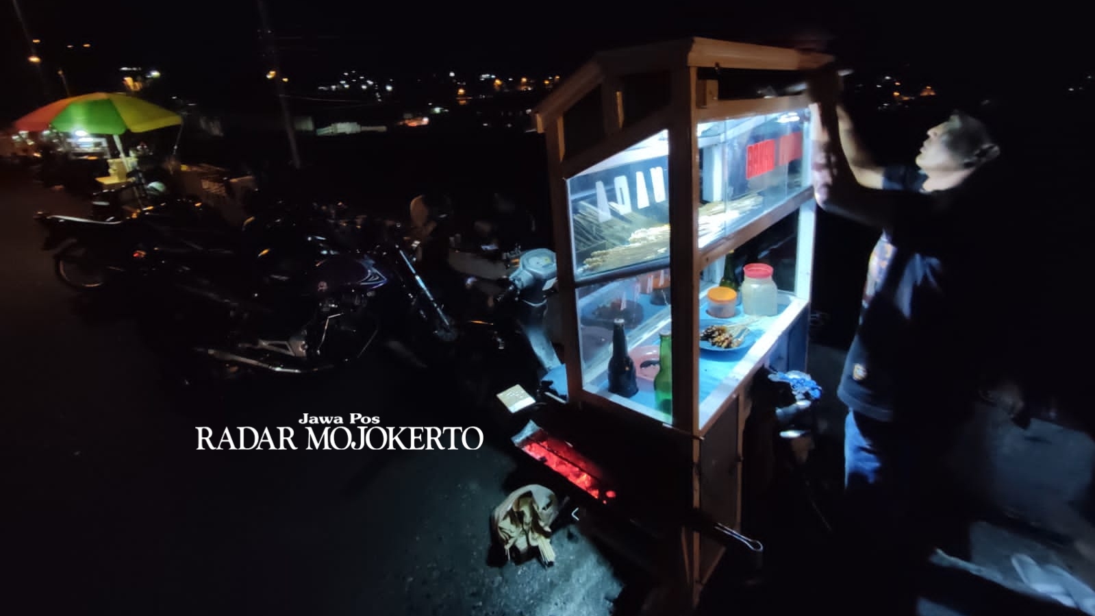 WISATA PACET: Pedagang pentol bakar di Jalan Raya Sajen, Kecamatan Pacet, Kabupaten Mojokerto digemari muda-mudi sambil menghabiskan waktu bermalam minggu, Sabtu (6/8).