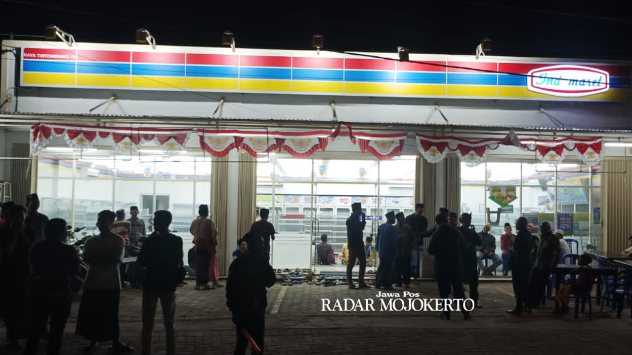 BAWA MANFAAT: Ratusan warga Desa Bendunganjati mengikuti tasyakuran atas pendirian Indomaret Desa Bendunganjati, Kecamatan Pacet.