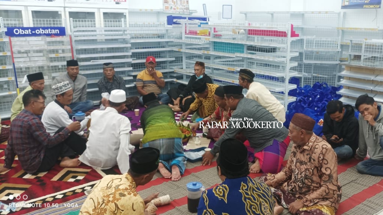 BAWA MANFAAT: Ratusan warga Desa Bendunganjati mengikuti tasyakuran atas pendirian Indomaret Desa Bendunganjati, Kecamatan Pacet.