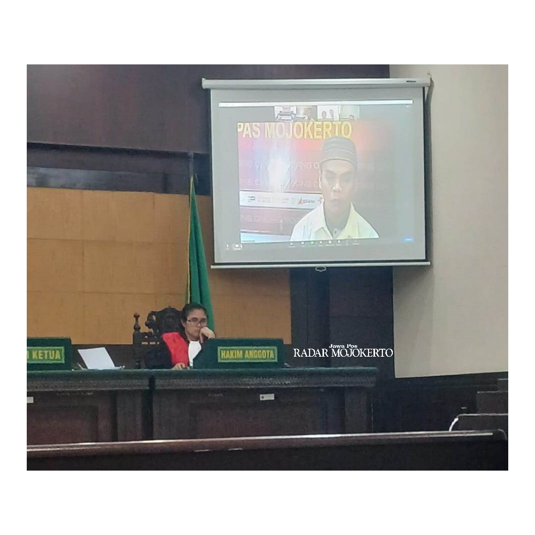 DIADILI: Terdakwa menghadapi sidang secara online di PN Mojokerto dari Lapas Kelas II-B Mojokerto, kemarin.