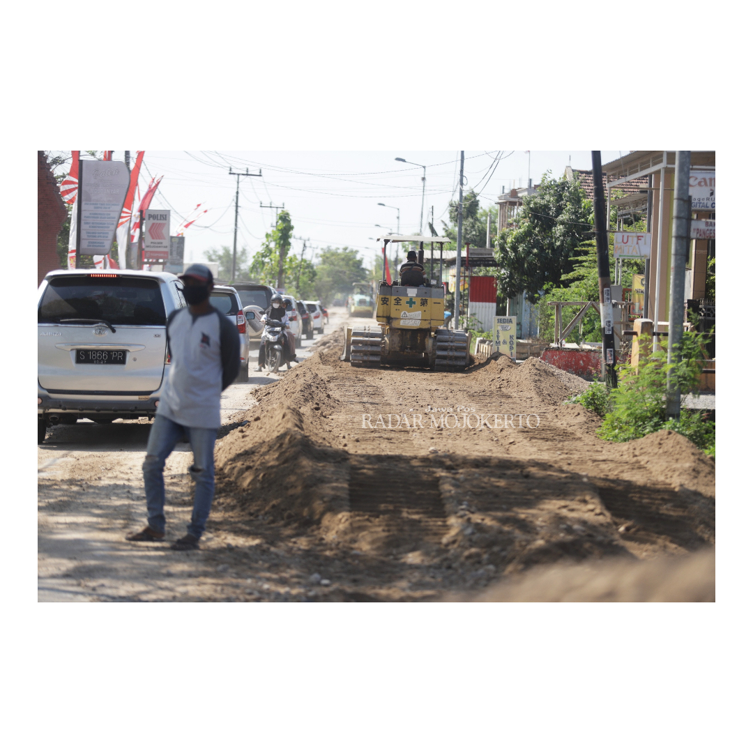 BUKA TUTUP: Pekerja tengah melakukan pengurukan di jalur alternatif ruas jalan Kepuhanyar, Kecamatan Mojoanyar&ndash;Bangsal. Kondisi itu membuat akses diberlakukan buka tutup.