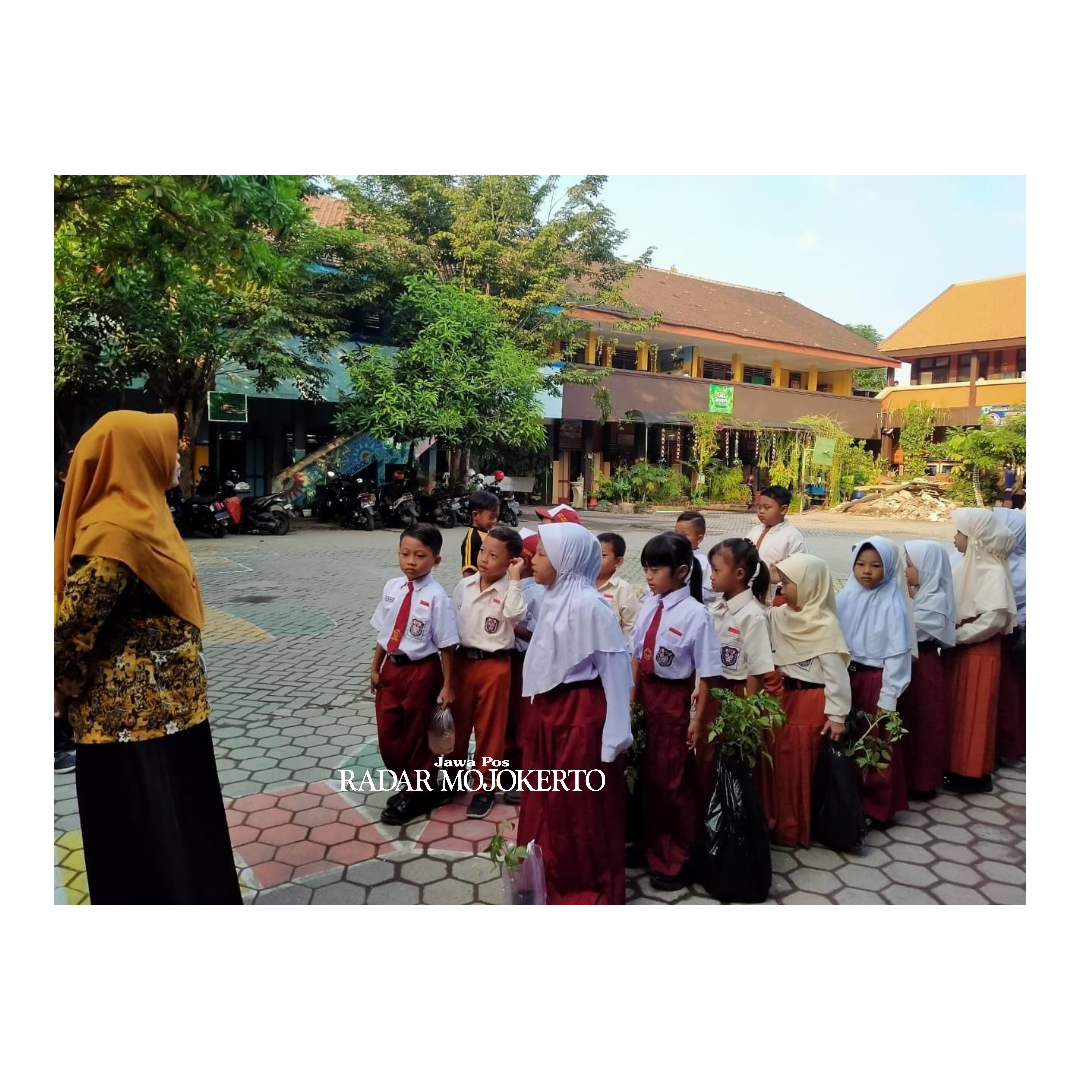 UNGGULAN: Siswa kelas 1 sdn Miji 4 diajarkan cara menanam tumbuhan hidroponik saat MPLS, 17-28 Juli lalu.