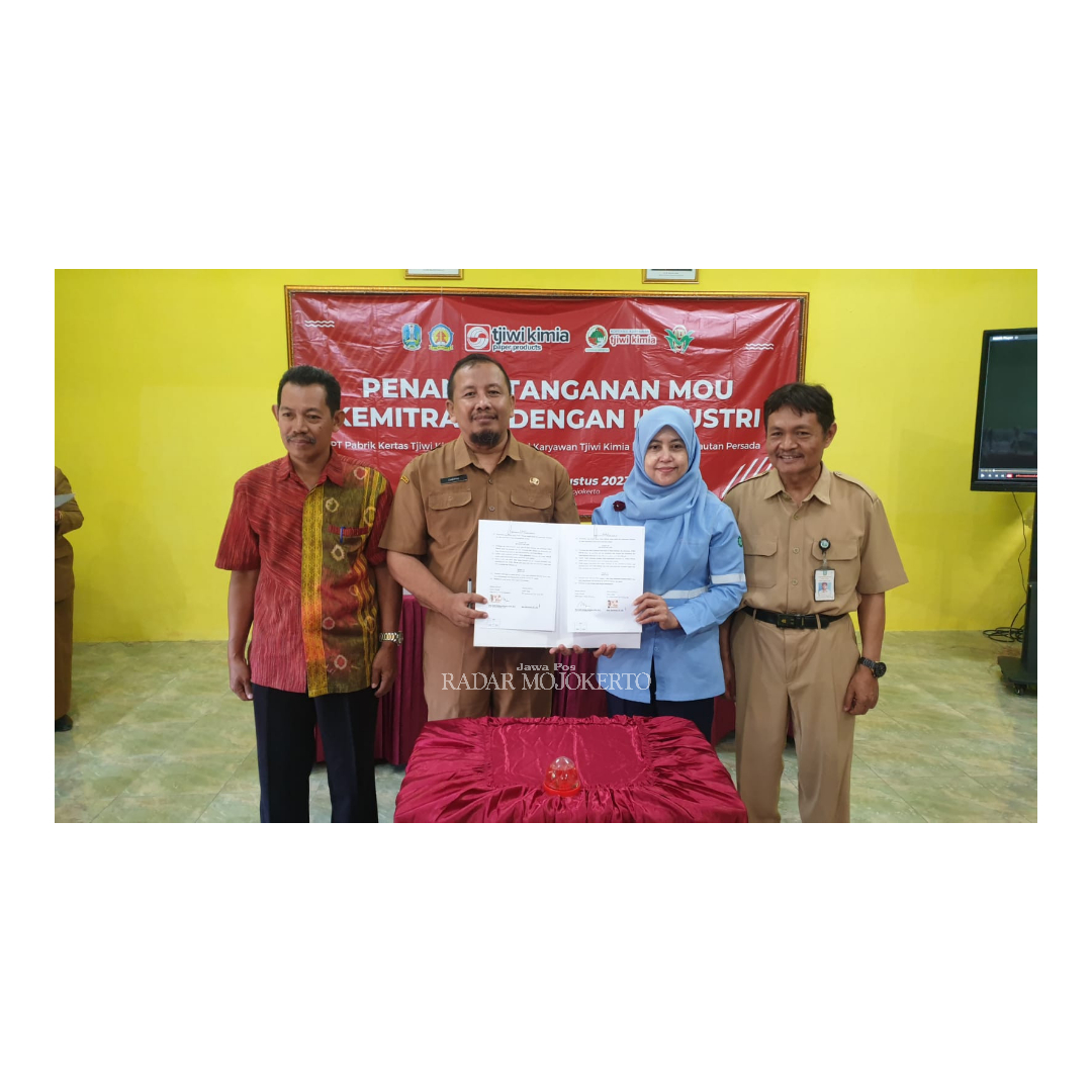 KEWIRAUSAHAAN: Kepala SMKN 1 Sooko menandatangani MoU dengan sejumlah perusahaan ternama untuk mendorong siswa berjiwa entrepreneurship.