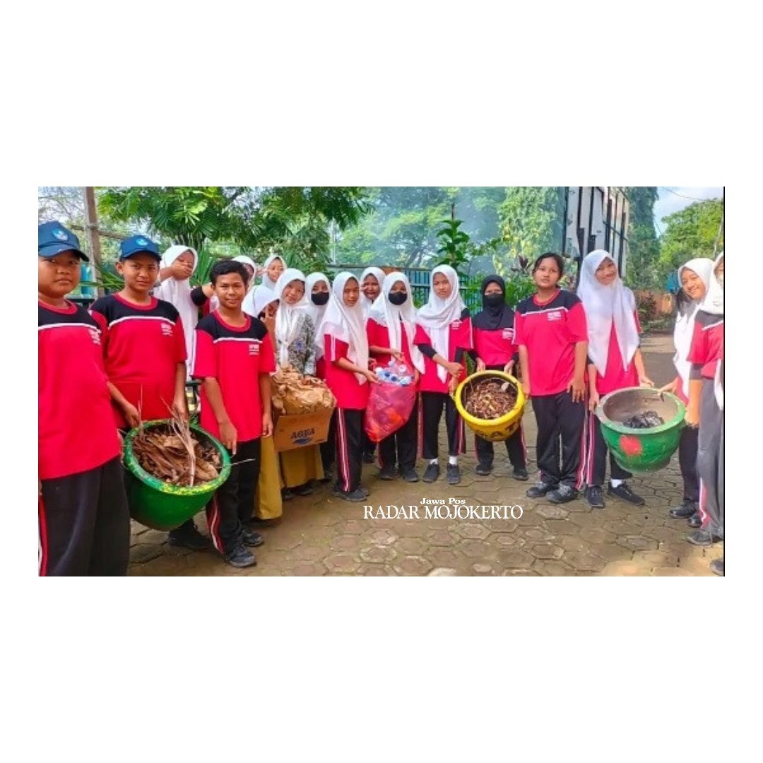 BUDAYA BERSIH: Siswa SMPN 1 Dawarblandong rutin gotong royong setiap Jumat sebagai penerapan siswa berbudaya lingkungan.
