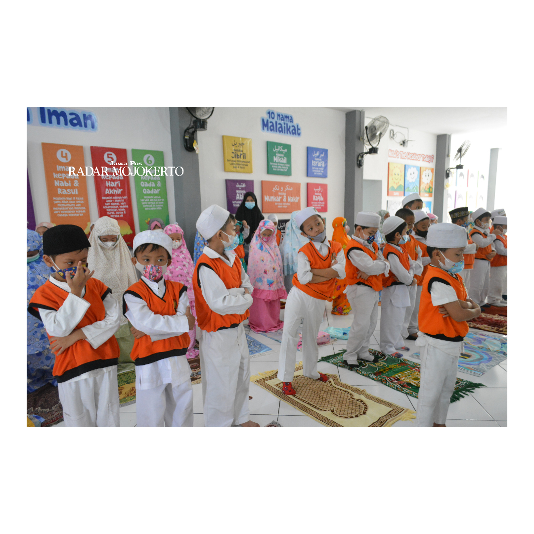PEMBIASAAN: Siswa TK Little Camel Islamic Internationally Oriented School saat melaksanakan kegiatan Duha dan Duhur Habbit.