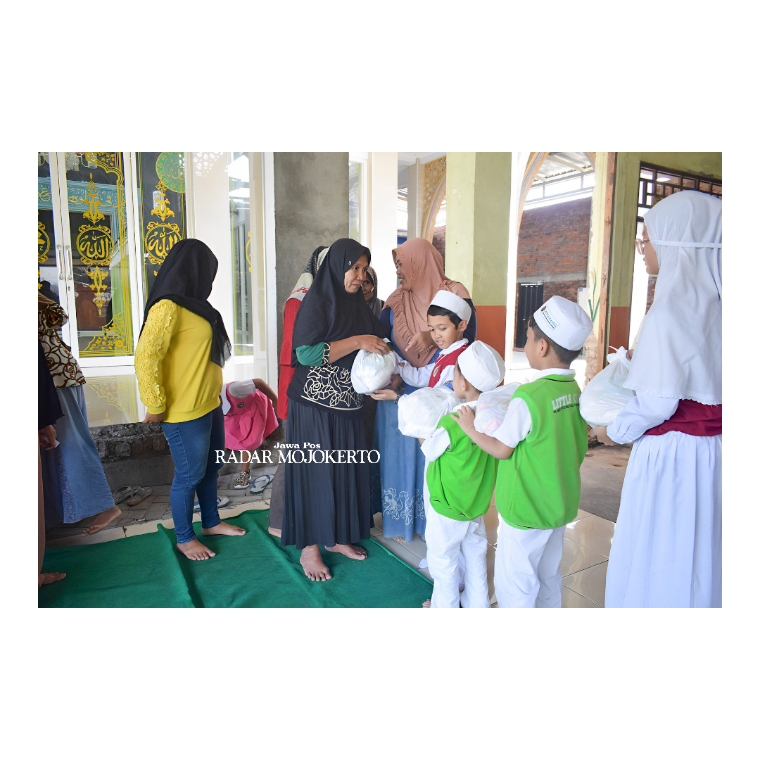 BERAMAL: Santri TK Little Camel Islamic Internationally Oriented School diajarkan untuk bersedekah sejak dini.