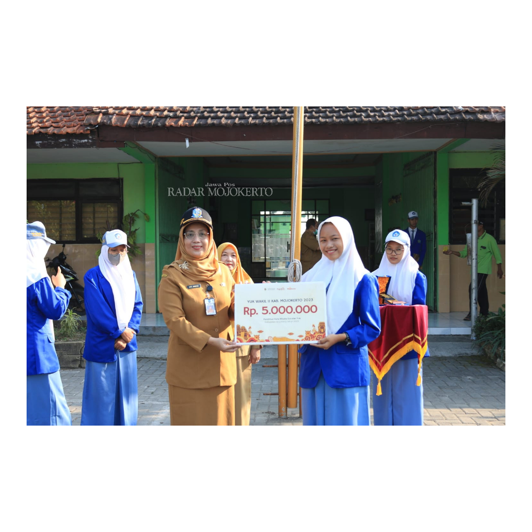 APRESIASI: Kepala SMAN 1 Gedeg Siti Arofah memberikan penghargaan kepada salah satu siswa berprestasi dalam ajang pekan prestasi.