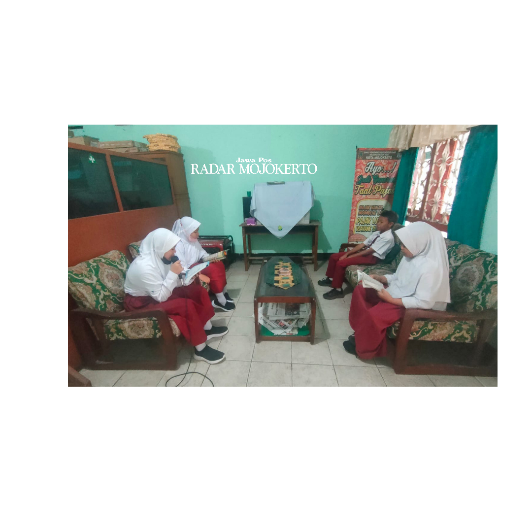 NYAMAN: Siswa SDN Wates 4 menyempatkan membaca buku di Perpustakaan di sela-sela jam belajar mengajar berlangsung.