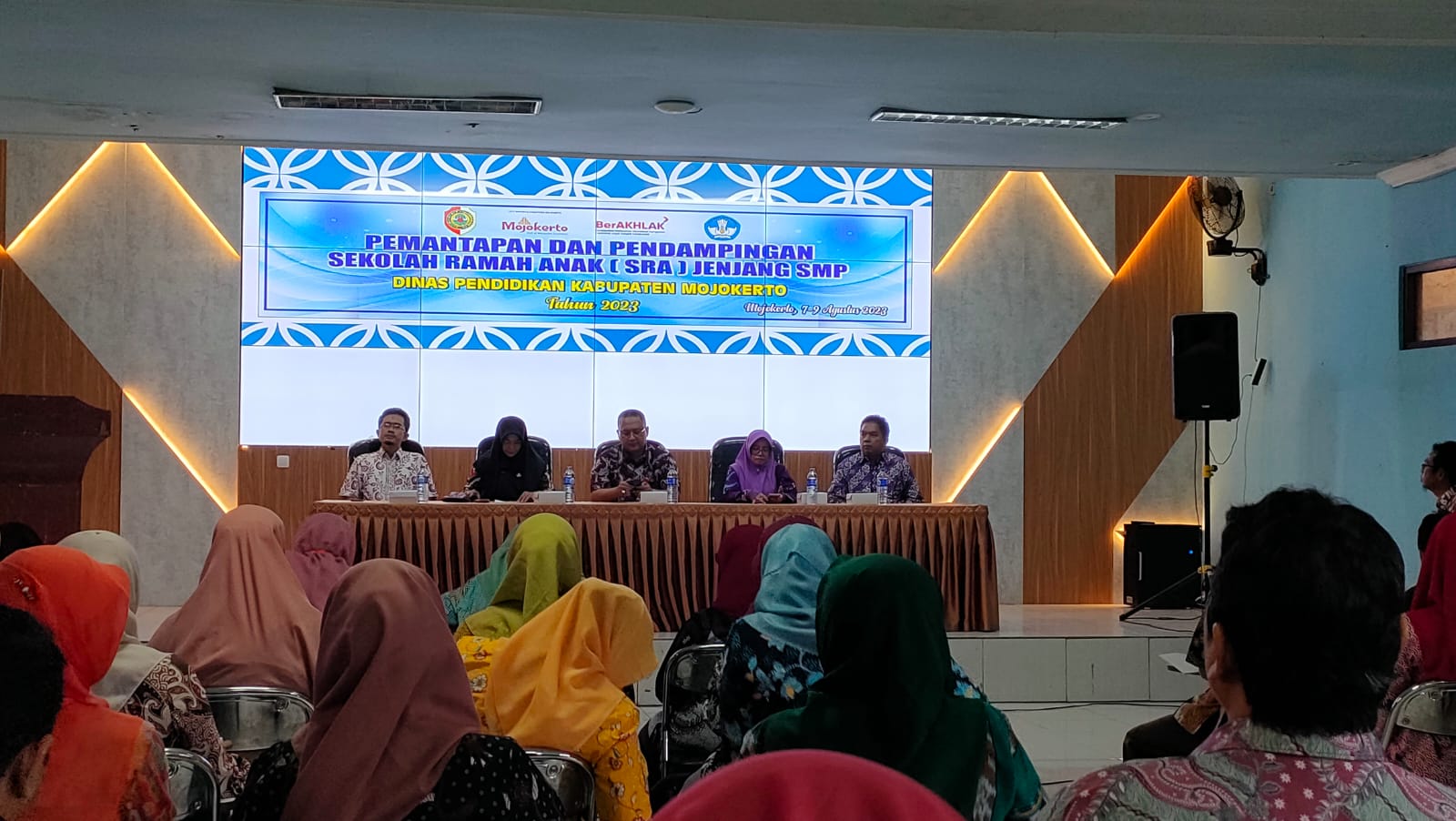SATU PERSEPSI: Kepala Dispendik Kabupaten Mojokerto Ludfi Ariyono memberikan pemantapan konsep SRA kepada lembaga pendidikan.
