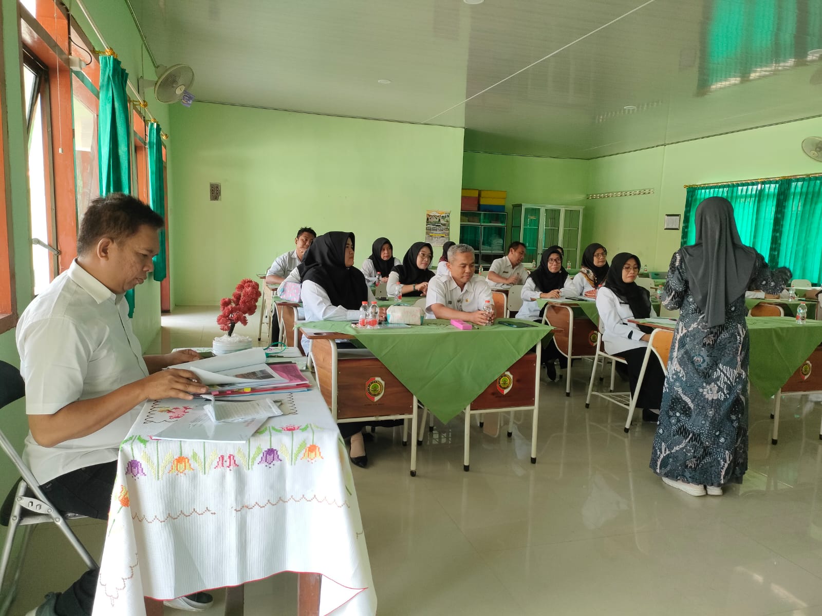 DIKEMBANGKAN: Puluhan lembaga pendidikan menyimak penyampaian materi pemantapan SRA di SMPN 2 Kemlagi.